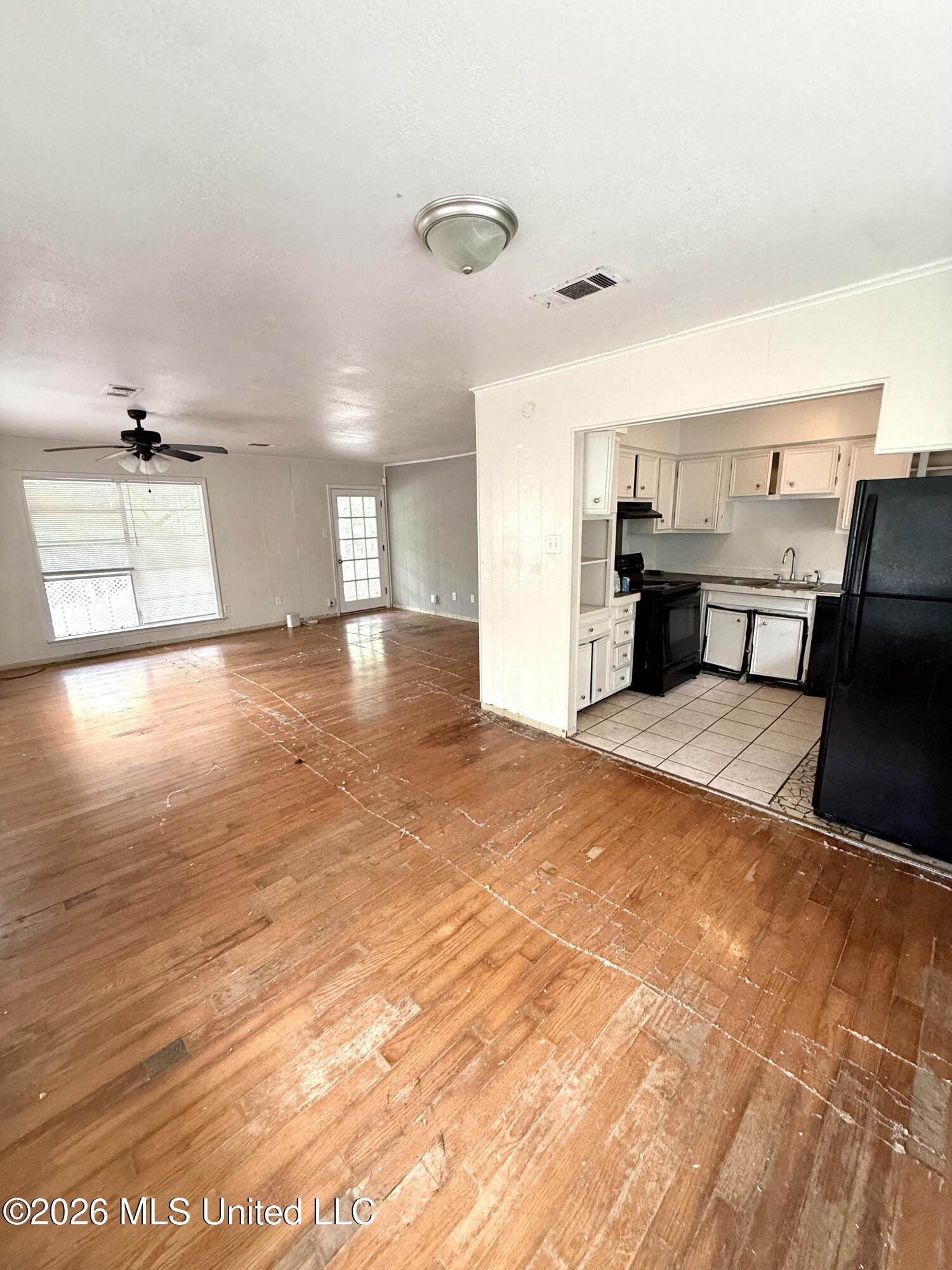 Image 4: Mermaid Ave Living Area