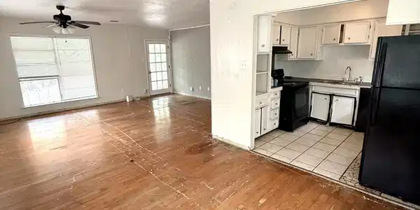 Image 4: Mermaid Ave Living Area