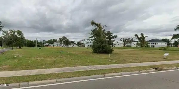 Image 2: Lot 4 3