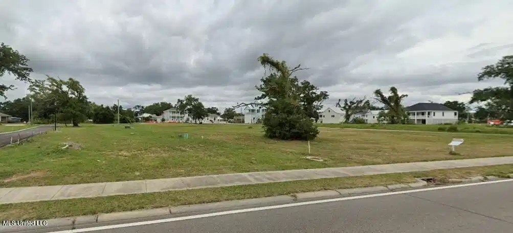 Image 1: Lot 4 3