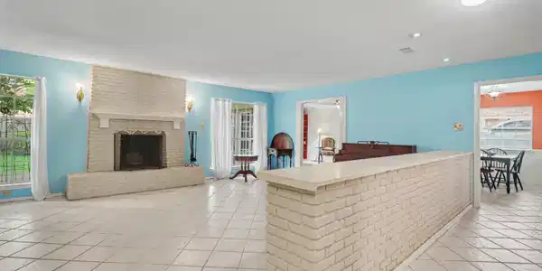 Image 4: Living Area
