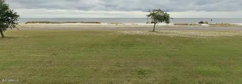 Image 1: Lot 4 6