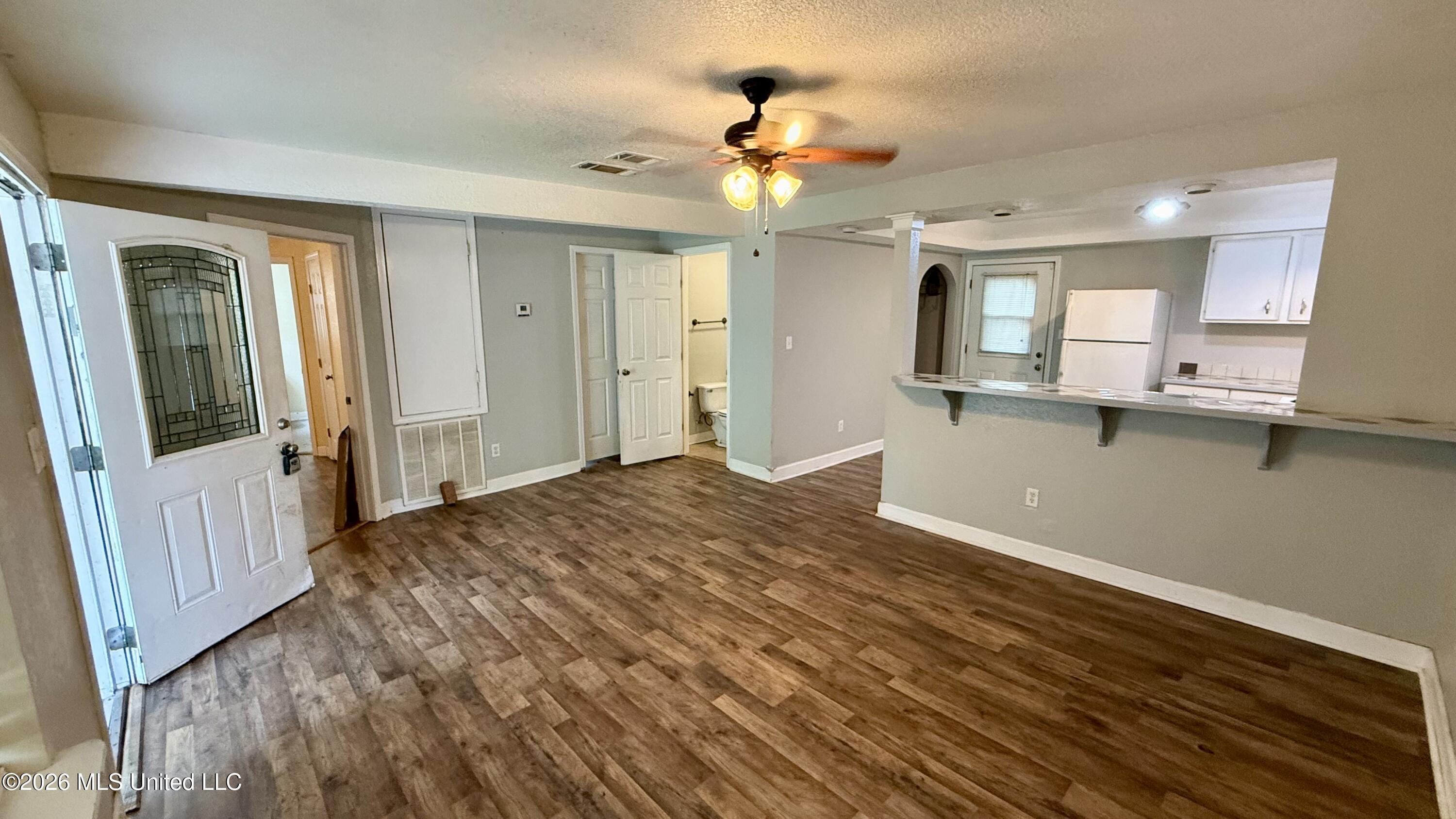 Image 4: Living room