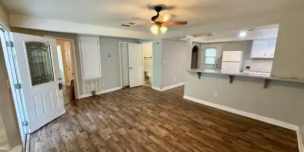 Image 4: Living room