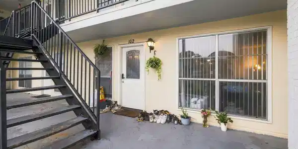 Image 2: 2-web-or-mls-KYLE6516