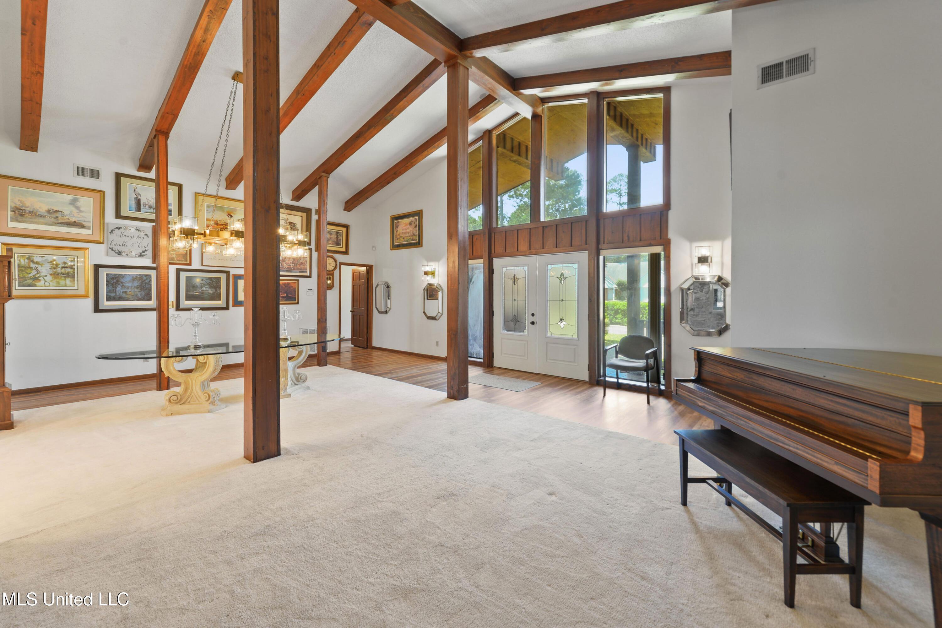 Image 4: Living room