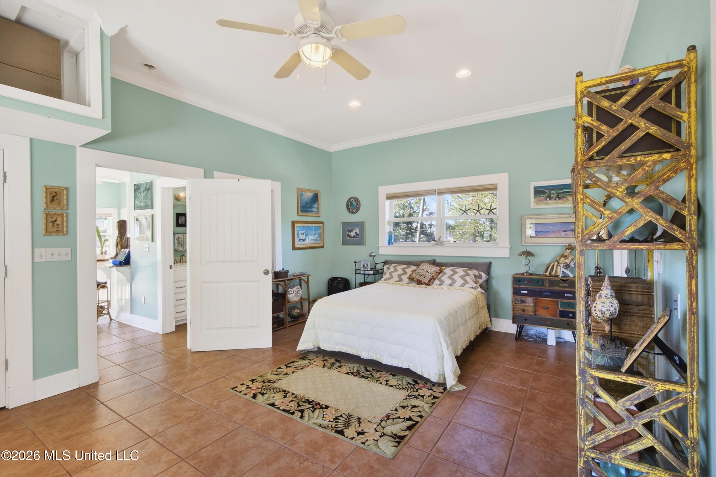 Image 4: 470W.BeachBlvd-23