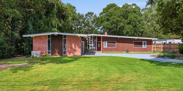 6109 Ridge Road