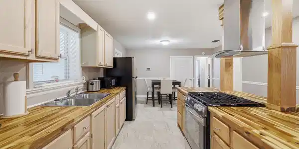 Image 3: kitchen