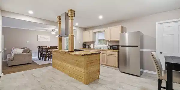 Image 4: kitchen
