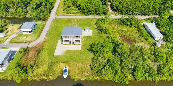 Image 4: bv lightened house and boat