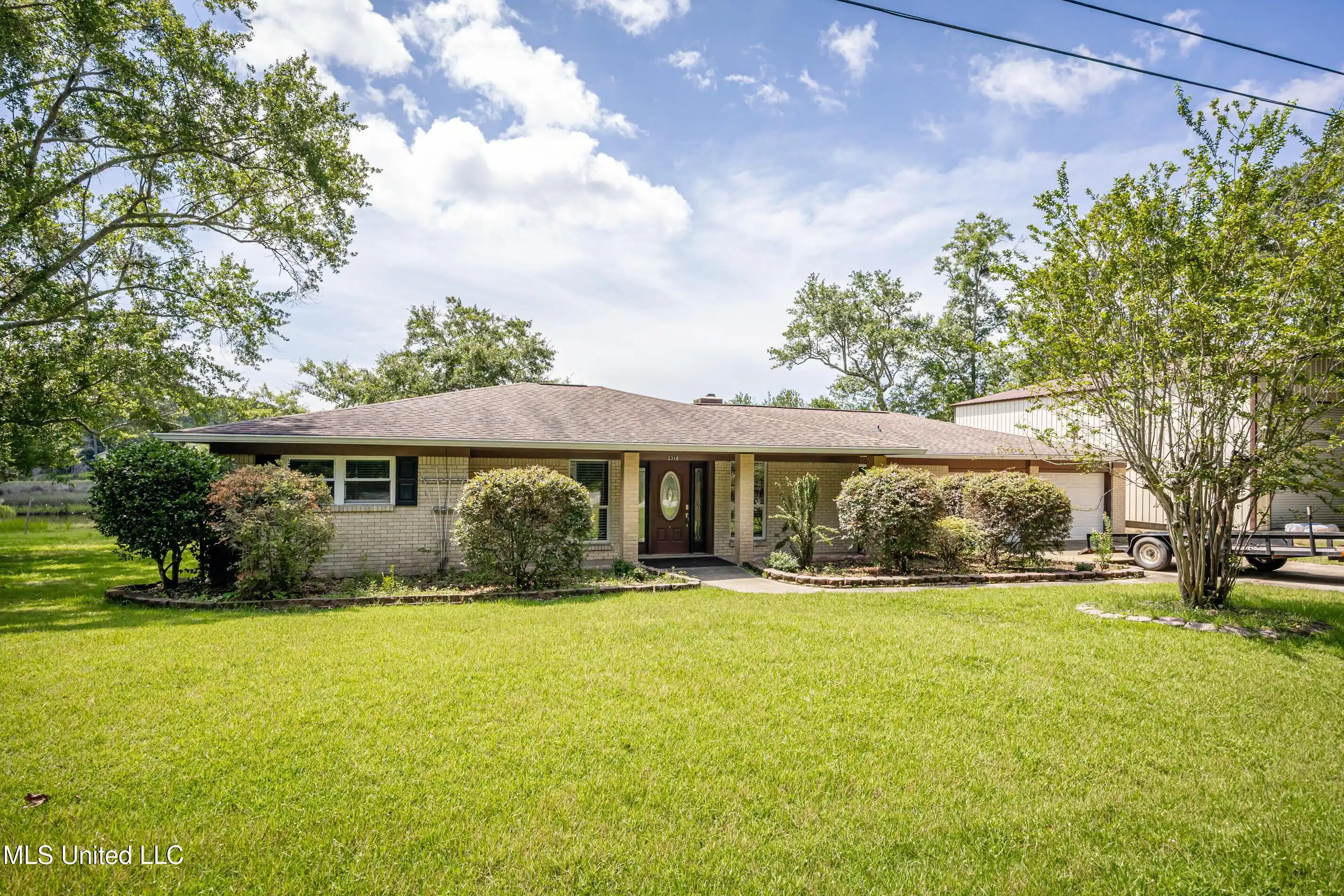 Image 1: Over 1 acre
