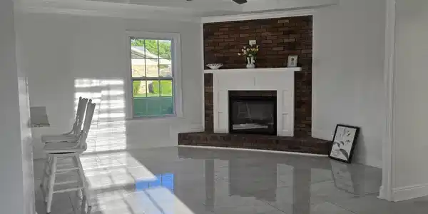 Image 4: Livingroom shot 2