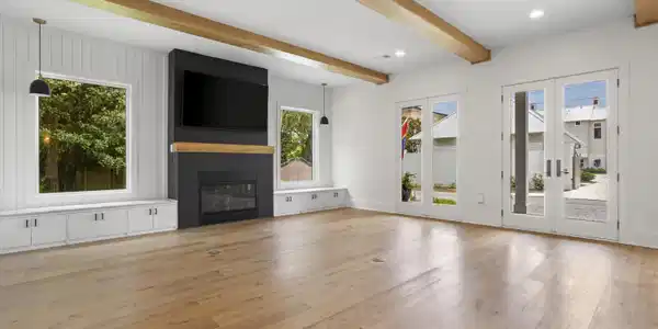 Image 4: Living Room