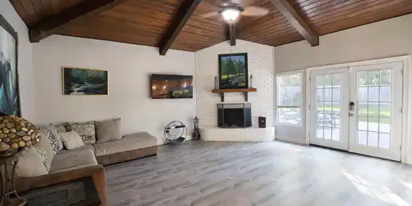Image 4: Living Room