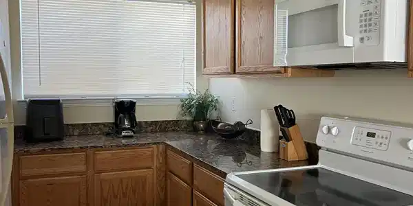 Image 4: f103 kitchen