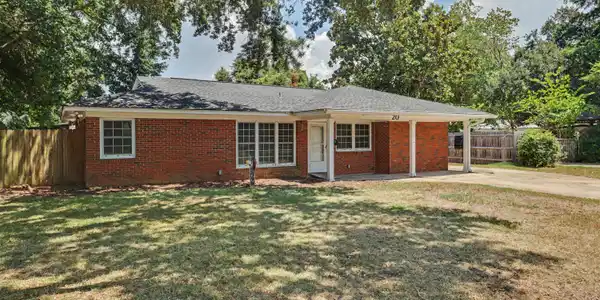 20 Woodglen Drive