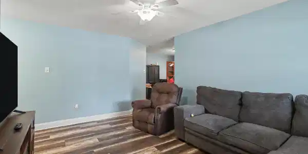 Image 3: Living Room