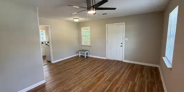 Image 4: Living Room