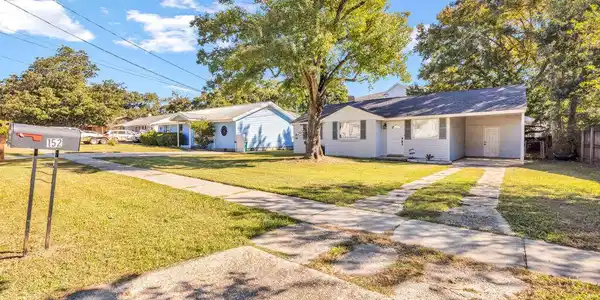 Image 2: 152HolidayAve-2