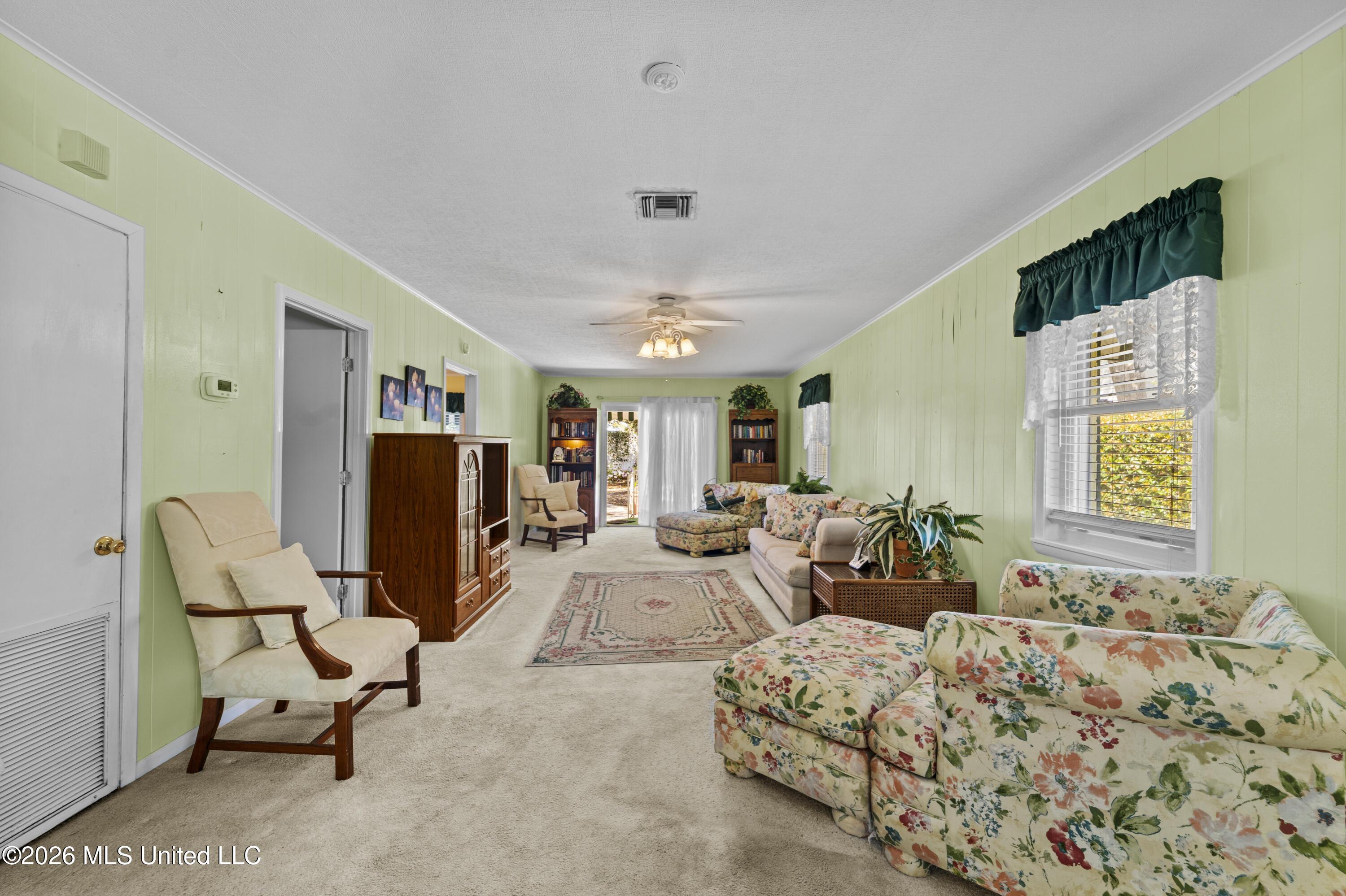 Image 4: Living area