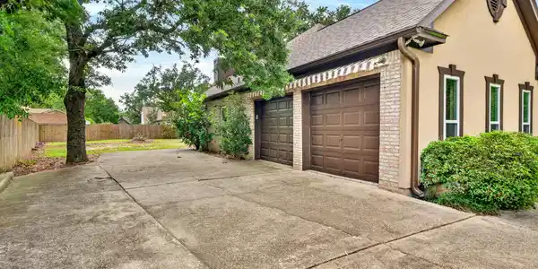 Image 3: 8_garage