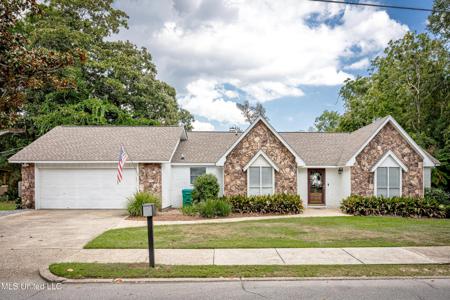 1108 E Cherokee Glen