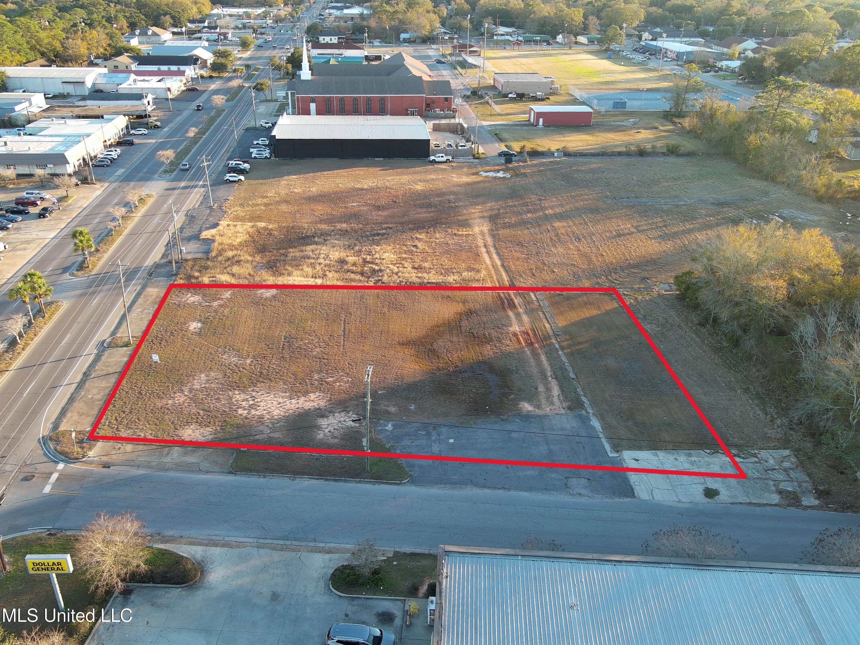 Image 2: MAX_0412_RED OUTLINE