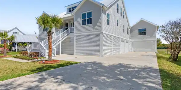 Image 3: Side View House