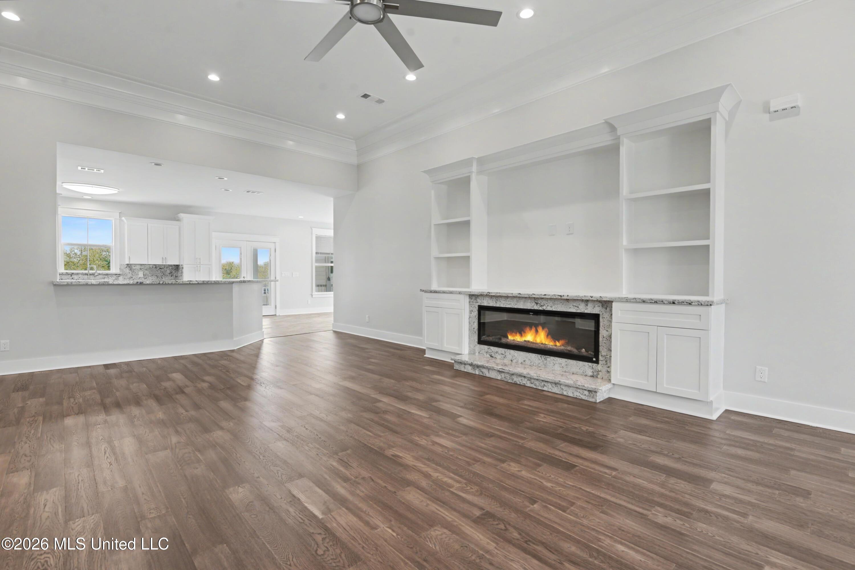Image 4: Living Room