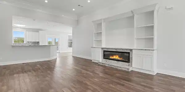Image 4: Living Room