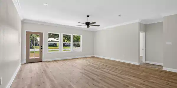 Image 3: Living Room
