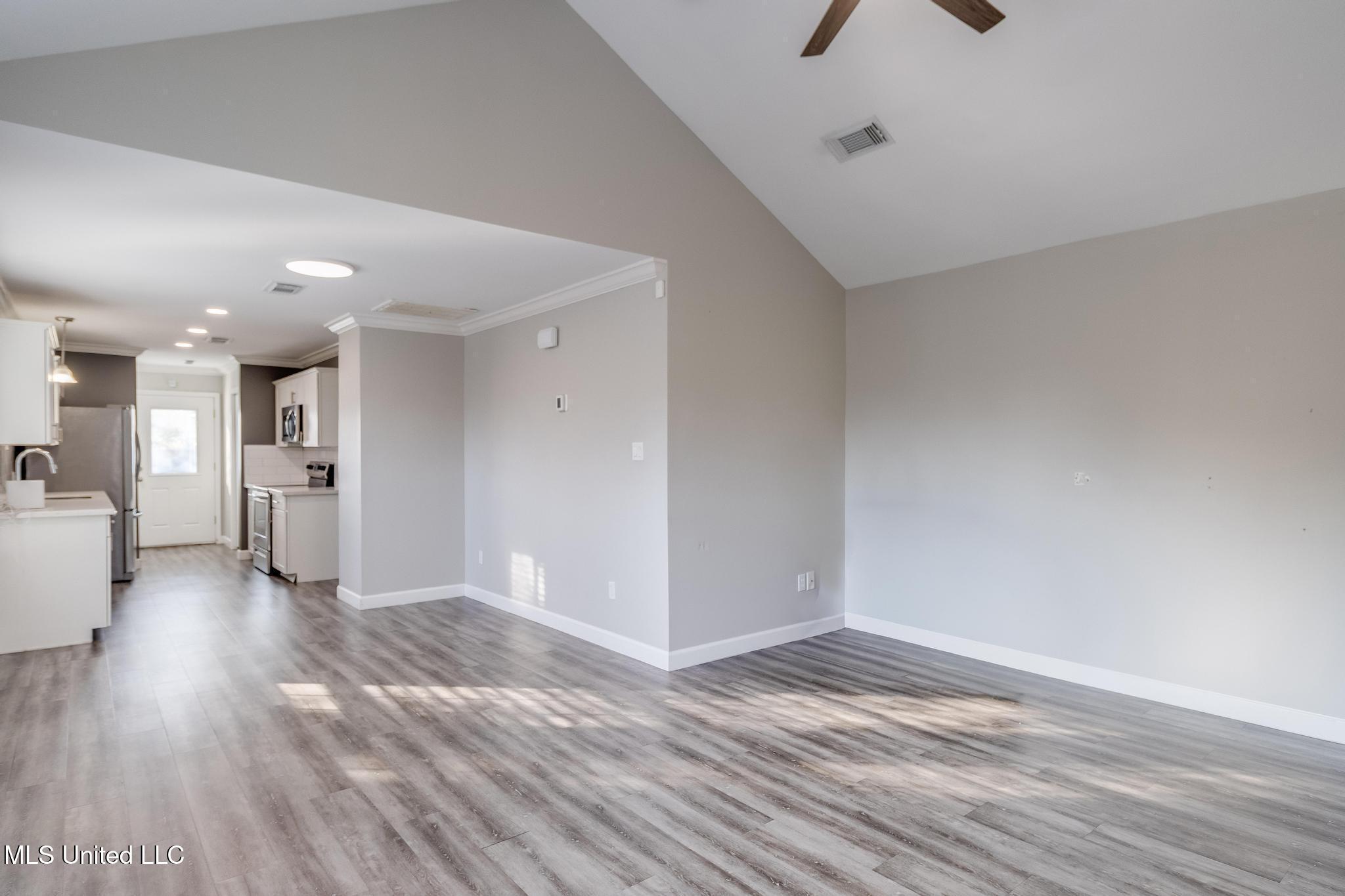 Image 3: Living room