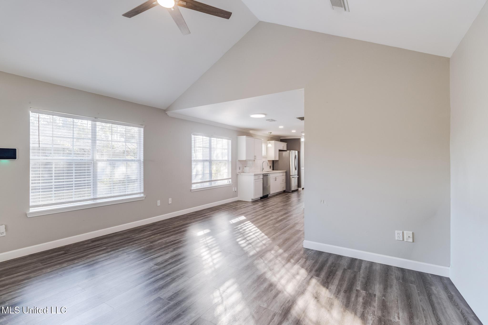 Image 4: Living room