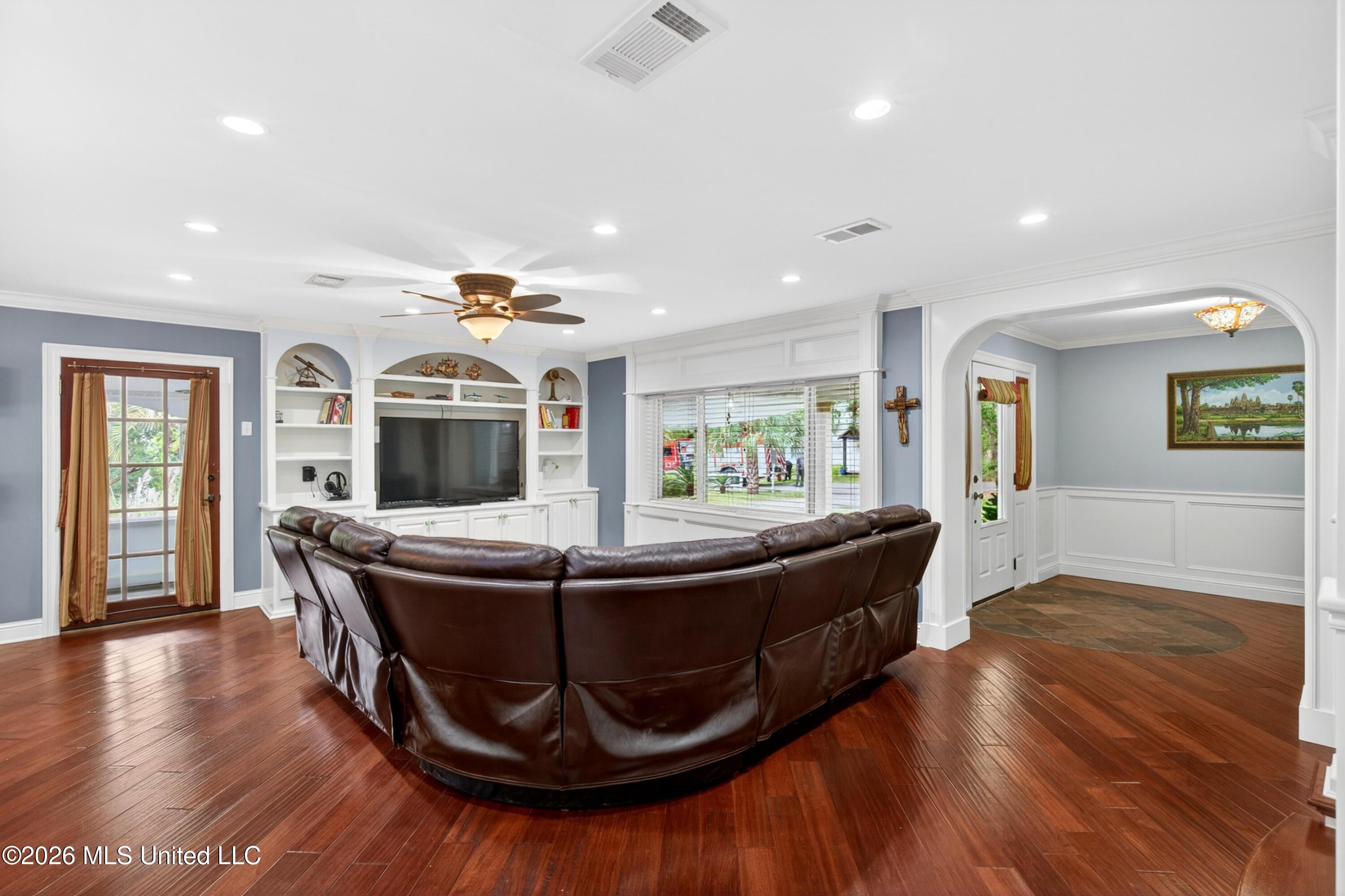 Image 2: 501ForestHillDr.-13