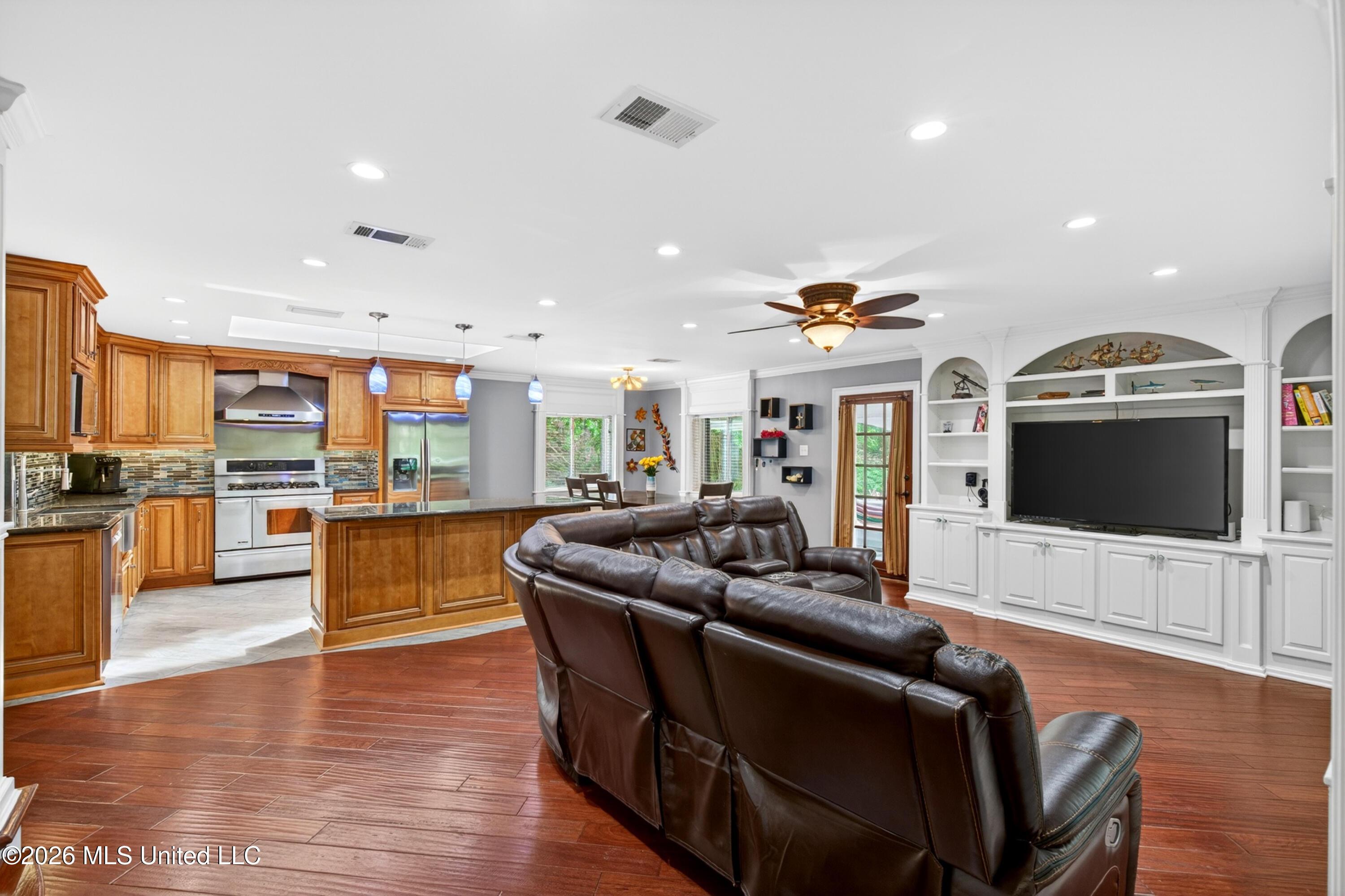 Image 3: 501ForestHillDr.-12