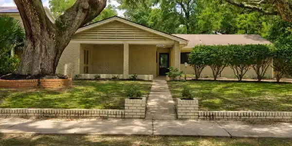 Image 3: Front