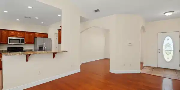 Image 4: 6 Living and Dining