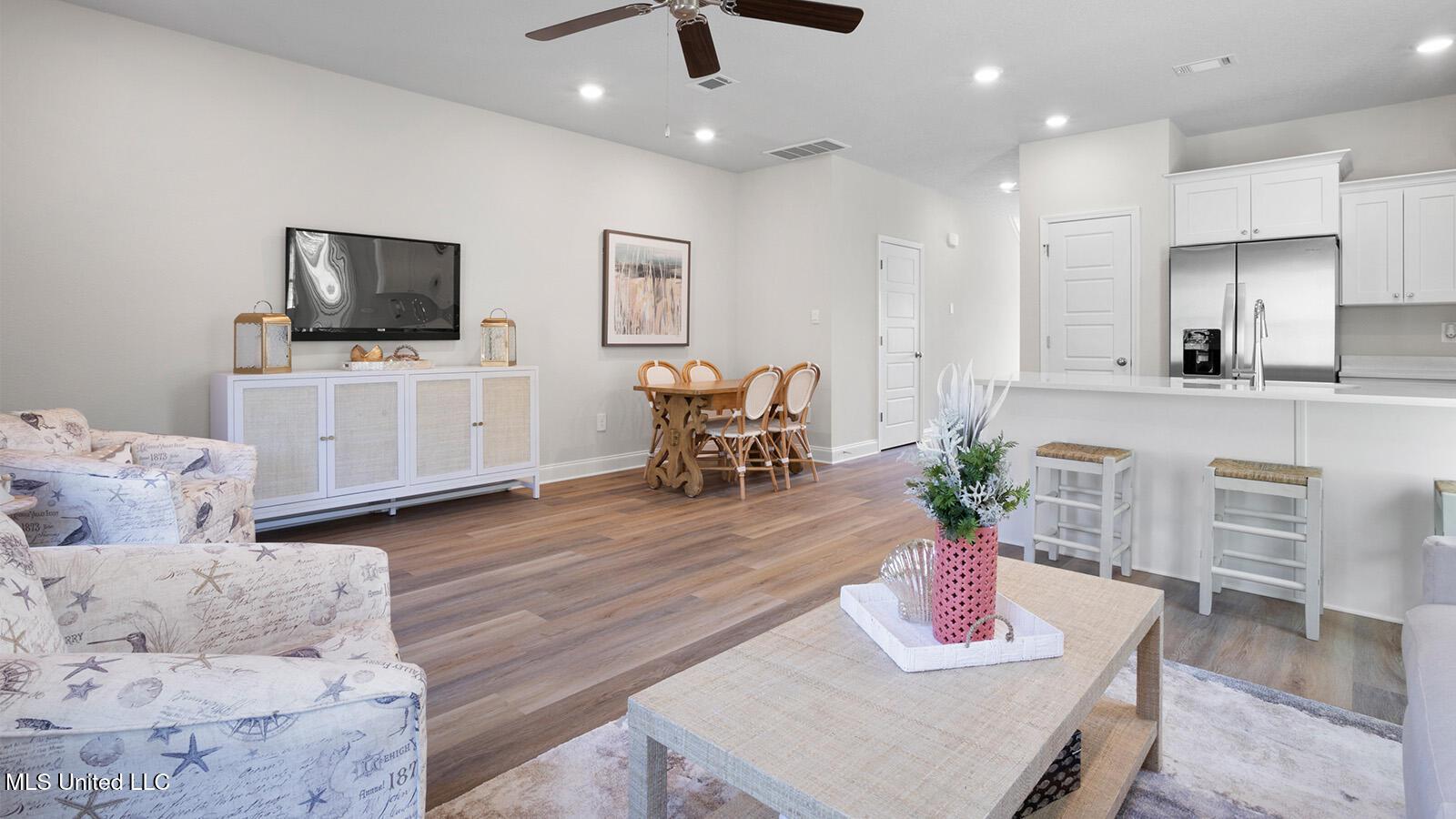 Image 4: Living Area