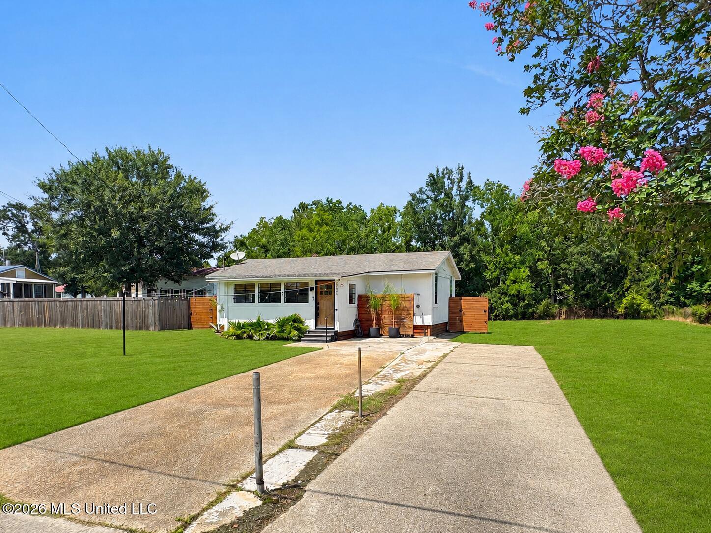 Image 4: Front yard
