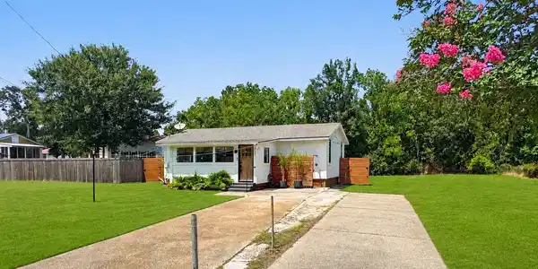 Image 4: Front yard