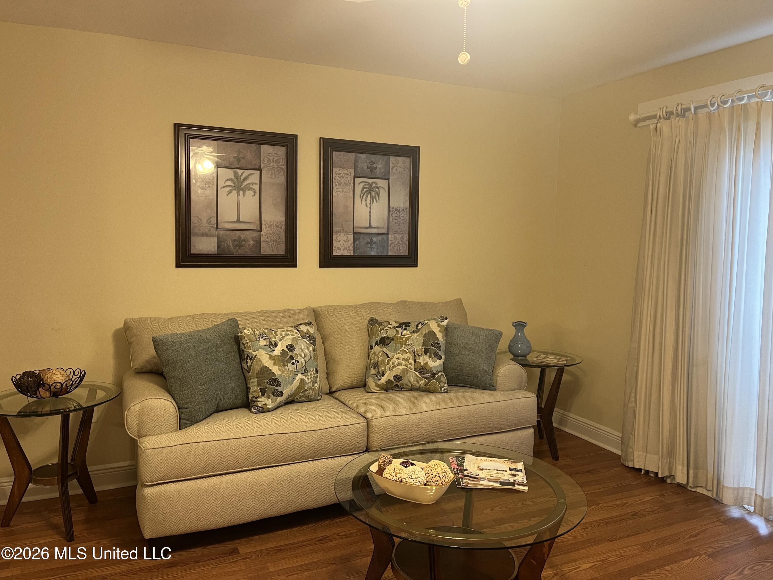 Image 2: OAK SHORES B 66 SOFA ZOOM IN