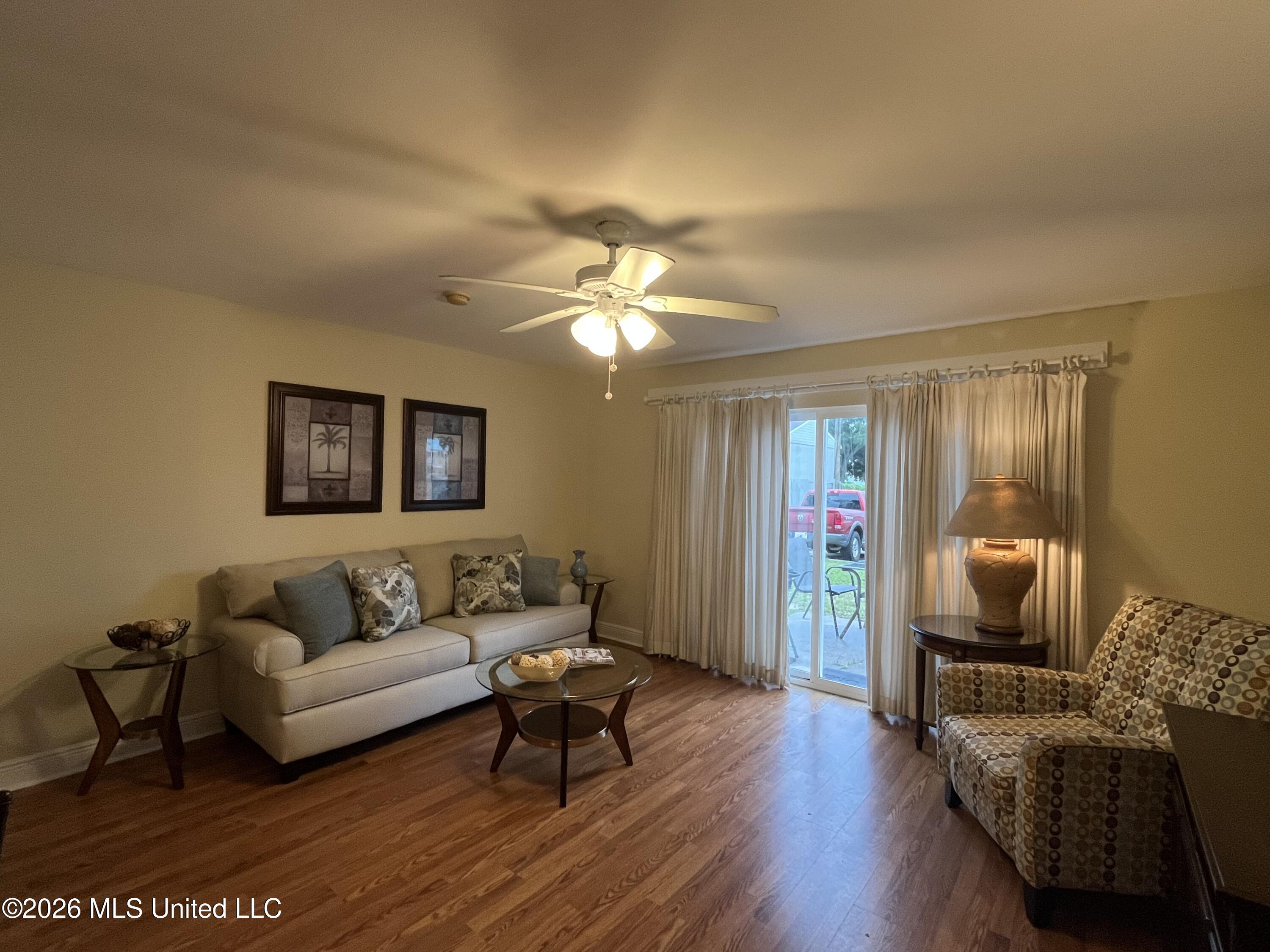 Image 3: OAK SHORES B 66 FAMILY ROOM ZOOM OUT