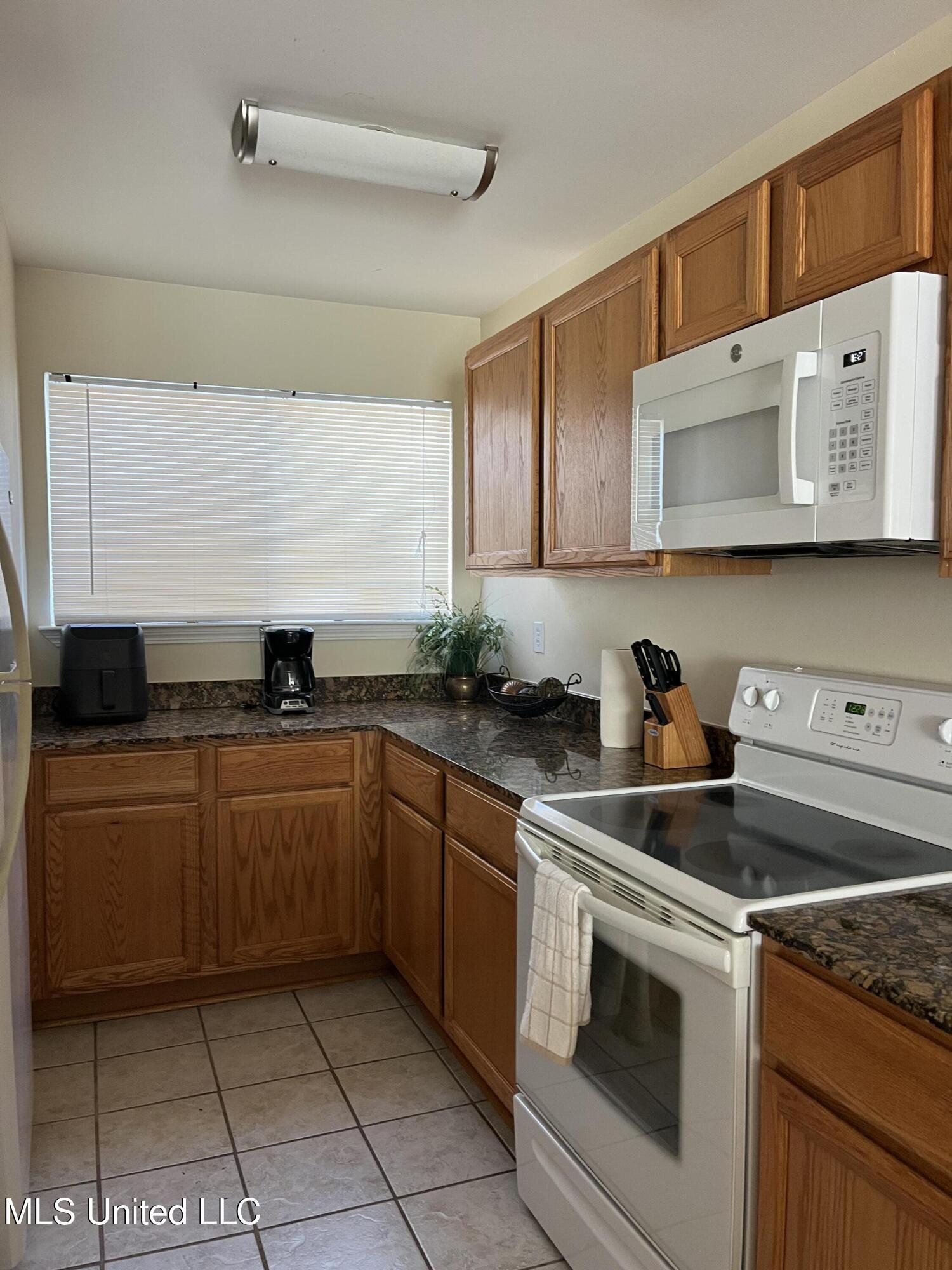 Image 4: f103 kitchen