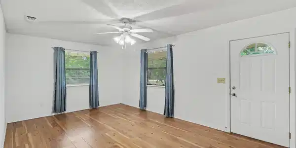 Image 3: Living Room