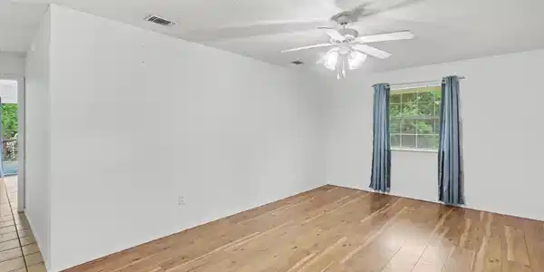 Image 4: Living Room