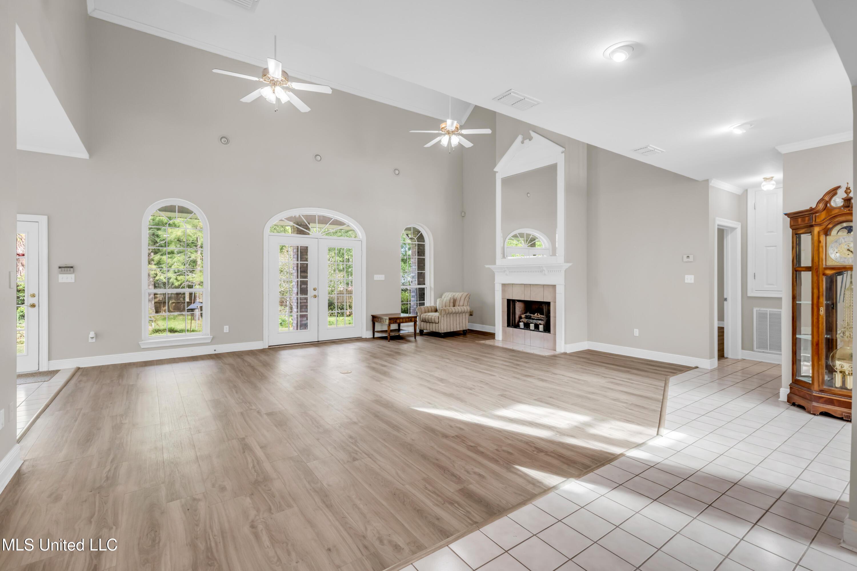 Image 3: 79293DimaondheadDr.E-19 (1)