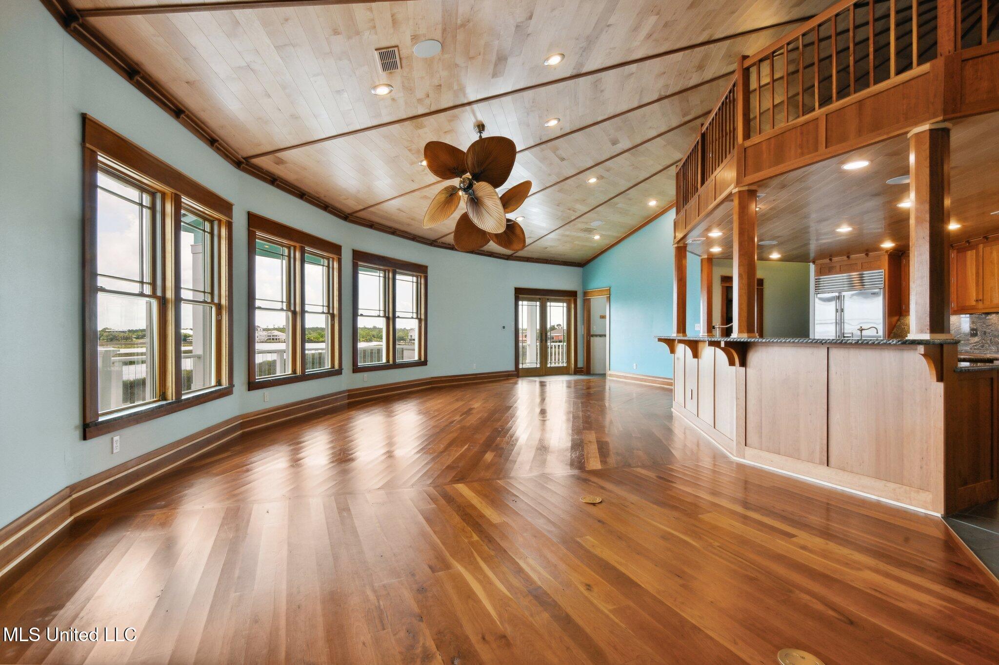 Image 4: living/combo