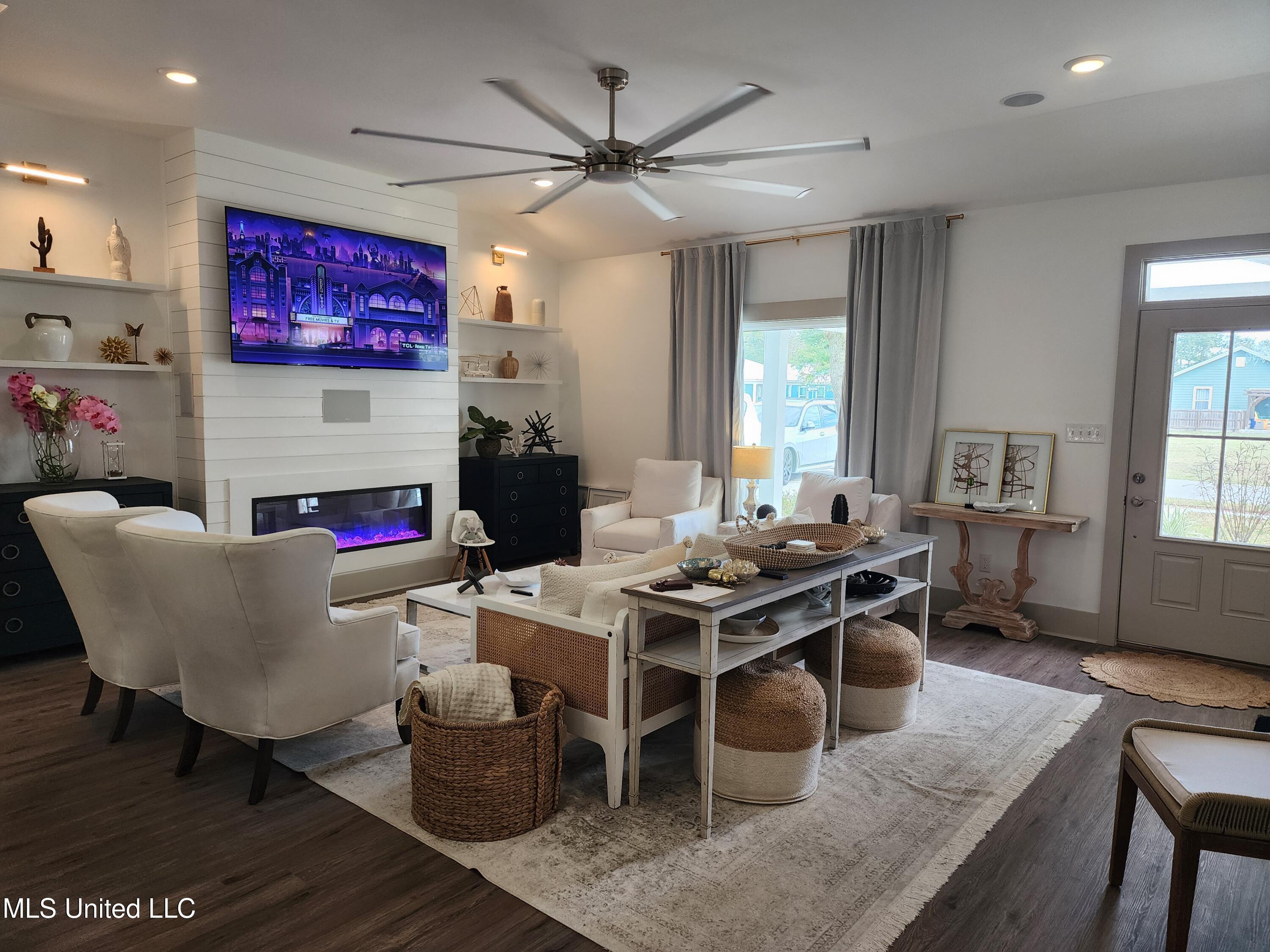 Image 3: LIVING AREA