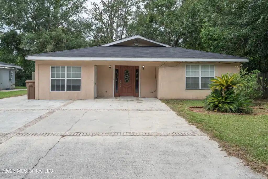 Image 1: 215 McCaughan Ave-04523
